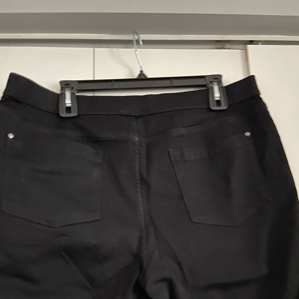 NWOT CAPRI LEGGINGS